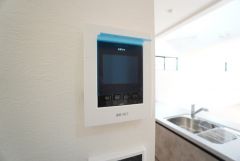 防犯はもちろん、セールスマン対策にもなるモニター付きインターホンです。 来訪者の顔が見えるので安心ですね＾＾