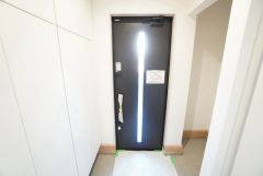 採光も考えられた明るい玄関です。たっぷり収納できるシューズボックス付きなので、家族全員の靴がきれいに整頓できます。