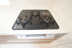 3種類の料理が同時に調理できる、3口ガスコンロ。忙しい夕食の支度時間が短縮できて効率よくお料理が楽しめます。