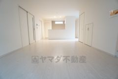 おしゃれなキッチンを中心とした開放的なリビング。 玄関へも2階へも、必ずリビングを通る動線になっているので顔を合わせる機会が増え家族団らんの間取りに＾＾ 