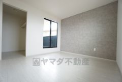 7帖。主寝室としてお使いいただけそうなこちらのお部屋は、日当たりが良く、爽やかな風を感じて起きる朝は、快適生活の始まりに。アクセントクロスで落ち着いた空間です＾＾ 