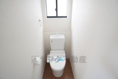 1階2階の2ヶ所にトイレがありますので、忙しい朝にも家族に気を使わず、ゆとりが生まれますね＾＾ 小窓付きで換気する時に便利です＾＾