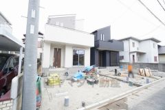 1号棟。 カースペースは2台分確保＾＾マイカー用に、お客さま用に、余裕を持ってご利用いただけます。業務スーパー 南福岡店まで車で2分圏内＾＾（0.5km/車2分）