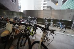 屋根付き駐輪場なので、雨の日も自転車を安心して保管できます。通勤・通学に自転車を使う方にも便利です＾＾