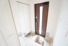 採光も考えられた明るい玄関です。たっぷり収納できるシューズボックス付きなので、家族全員の靴がきれいに整頓できます。