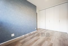壁一面にクローゼットが設けられているので、すっきりと整理整頓でき気持ちよく過ごせます＾＾