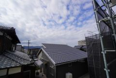 目の前に日差しを遮る建物がないので、日当たり＆風通し良好です＾＾心地よい自然の光や風を感じることができ、ほどよく開放感のある空間がつくれます。