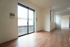 大きな窓のあるリビングは、陽光あふれる明るい空間です。居心地良く、ご家族皆がゆったり寛げる憩いの空間となりそうです。