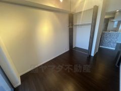 全居室バルコニーに面しています＾＾採光を確保した明るい室内は、風通しも良く、大変居心地の良い空間となっております。日当たりがよく、子供部屋としての利用もおすすめ。 