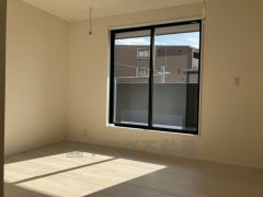 主寝室としてお使いいただけそうなこちらのお部屋は、日当たりが良く、爽やかな風を感じて起きる朝は、快適生活の始まりに。