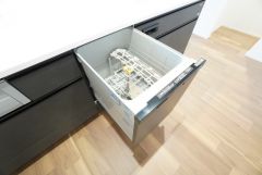 炊事時間を大幅に短縮できる食器洗浄乾燥機付き＾＾食器を洗う手間が減るので家族とのコミュニケーションの時間や自分の時間が増えますね。