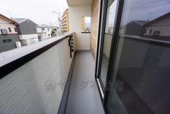 陽当たりの良いバルコニーです。お洗濯やお布団干しはもちろん、日光浴スペースにも＾＾足元は防水工事施工済です。 