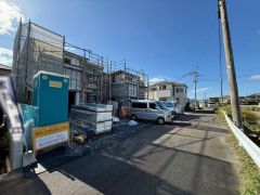 前面道路。住人以外の車の進入も少なく、小さなお子様を持つご家庭にも安心です。