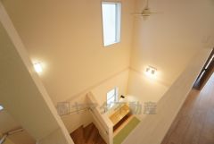 開放感のある吹き抜け＾＾天井まで見渡すことが可能であるため視線の抜けが良く、実際の部屋の広さよりも広く感じます＾＾