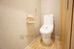 1階2階の2ヶ所にトイレがありますので、忙しい朝にも家族に気を使わず、ゆとりが生まれますね＾＾淡いカラーのアクセントクロスで落ち着いた空間です＾＾ 
