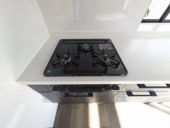 3種類の料理が同時に調理できる、3口ガスコンロ。忙しい夕食の支度時間が短縮できて効率よくお料理が楽しめます。 