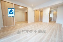 窓から光が差し込む明るいダイニングです＾＾思い思いの時間を過ごしたり食事をしたり、素敵な団らんの場になりますね＾＾