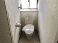 1階2階の2ヶ所にトイレがありますので、忙しい朝にも家族に気を使わず、ゆとりが生まれますね＾＾ 小窓付きで換気する時に便利です＾＾