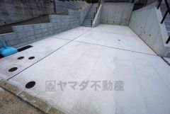 駐車スペースは2台分を確保（車種による）。マイカー用に、お客さま用に、余裕を持ってご利用いただけます。