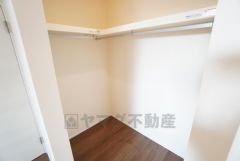 主寝室にはハンガーパイプ付きのウォークインクローゼットが設けられています。たっぷり収納できるので衣替えの心配もいりませんね＾＾