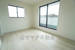 7.5帖。主寝室としてお使いいただけそうなこちらのお部屋は、日当たりが良く、爽やかな風を感じて起きる朝は、快適生活の始まりに。 