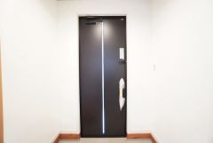 玄関扉にスリットのある、明るい玄関です＾＾ ステキな玄関で、帰ってくるのが楽しみになりそうですね＾＾