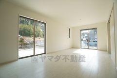 大きな掃き出し窓のあるリビングは、陽光あふれる明るい空間です。ゆったりと寛げる憩いの場となりそうです。