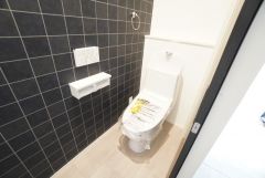 清潔感のある使い勝手の良いトイレで、毎日気持ちよくお使いいただけます。温水洗浄便座付きで、季節を問わず快適にご利用いただけます＾＾