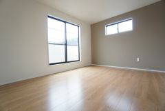 7.8帖。主寝室としてお使いいただけそうなこちらのお部屋は、日当たりが良く、爽やかな風を感じて起きる朝は、快適生活の始まりに。