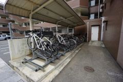 駐輪場。アプローチからの動線が良く、毎日の自転車の出し入れもスムーズに行えます＾＾日々の通勤・通学を快適にサポート。 
