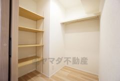 廊下から出入りできるファミリークローク。 季節物から思い出の品までたっぷり物が収納できますね＾＾