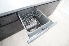 食事の後の手間を解消する食器洗い乾燥機付。冬場の洗い物で手荒れの悩みもなくなります。手洗いよりも節約できて便利。