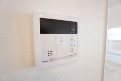 キッチン横からお湯張り、追い炊き、足し湯がボタン一つで楽々操作できる給湯機リモコンです。忙しい夕飯準備の時間帯に重宝しますね。