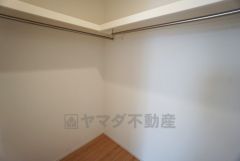 収納量たっぷりのウォークインクローゼット。ハンガーパイプ付で散らかりがちな洋服類もきれいに整理できます。
