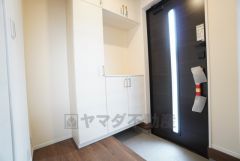 ご家族の靴をスッキリと片付けられるシューズボックス付きの玄関です＾＾スッキリと片付いた玄関は気持ちがいいです。