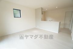 窓から光が差し込む明るいダイニングです＾＾
