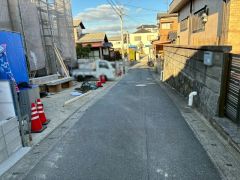 前面道路は東側約4ｍの公道に面しています。