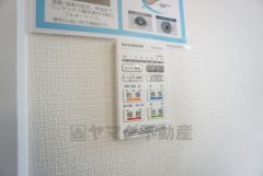 浴室暖房乾燥機には、暖房、乾燥、涼風、換気の4つの機能が付いています。タイマー付きです。換気・雨の日の洗濯も安心です＾＾