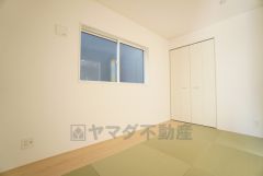 5帖。リビング隣には、ホッとできる和室を用意。客間としてはもちろん、お子様のお昼寝スペースや書斎としても活躍してくれそうです＾＾