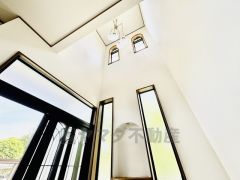 玄関には吹き抜けを設けています。高い場所から自然光が降り注ぎ、明るさと開放感を感じていただけます。