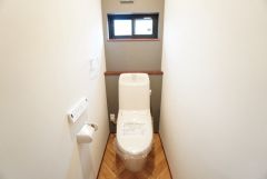 1階2階の2ヶ所にトイレがありますので、忙しい朝にも家族に気を使わず、ゆとりが生まれますね＾＾ 小窓付きで換気する時に便利です＾＾ 