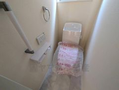 ウォシュレット、暖房便座、節電・節水機能など、使い勝手のよい高機能トイレです。 上部には収納棚が付いています＾＾