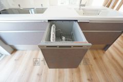 炊事時間を大幅に短縮できる食器洗浄乾燥機付き＾＾食器を洗う手間が減るので家族とのコミュニケーションの時間や自分の時間が増えますね。