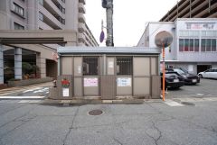1階エントランス横にゴミ捨て場があります＾＾嬉しい屋根・ドア付き＾＾ （各ゴミ出しの曜日はお問い合わせください。）
