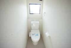 1階2階の2ヶ所にトイレがありますので、忙しい朝にも家族に気を使わず、ゆとりが生まれますね＾＾ 小窓付きで換気する時に便利です＾＾