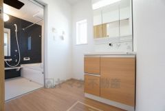 洗面台、洗濯機置き場、バスルームが連なっている、生活導線の考えられた作りになっています。