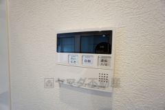 キッチン横に給湯器リモコンを設置していますので、忙しい時間帯でもスイッチ一つでお風呂の用意ができますよ＾＾