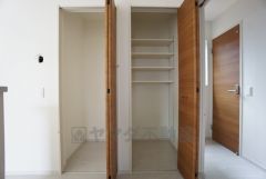 リビングには収納とパントリーが設けられています。物が沢山集まりがちなリビングに収納スペースがあると便利ですね＾＾