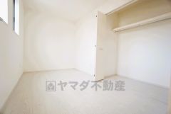 家具を選ばないナチュラルな色合いの壁紙とフローリングです。