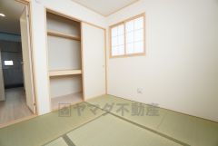 リビング隣には、ホッとできる和室を用意。客間としてはもちろん、お子様のお昼寝スペースや書斎としても活躍してくれそうです＾＾